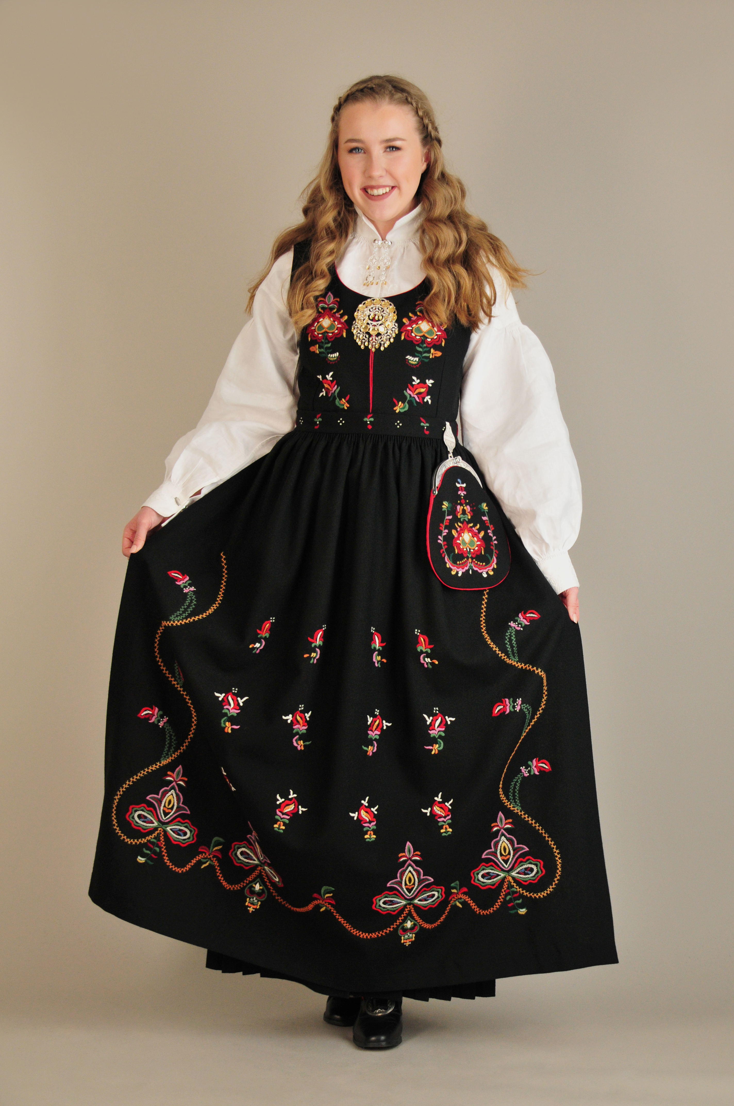 Ferdig brodert materialpakke til sunnmørsbunadene