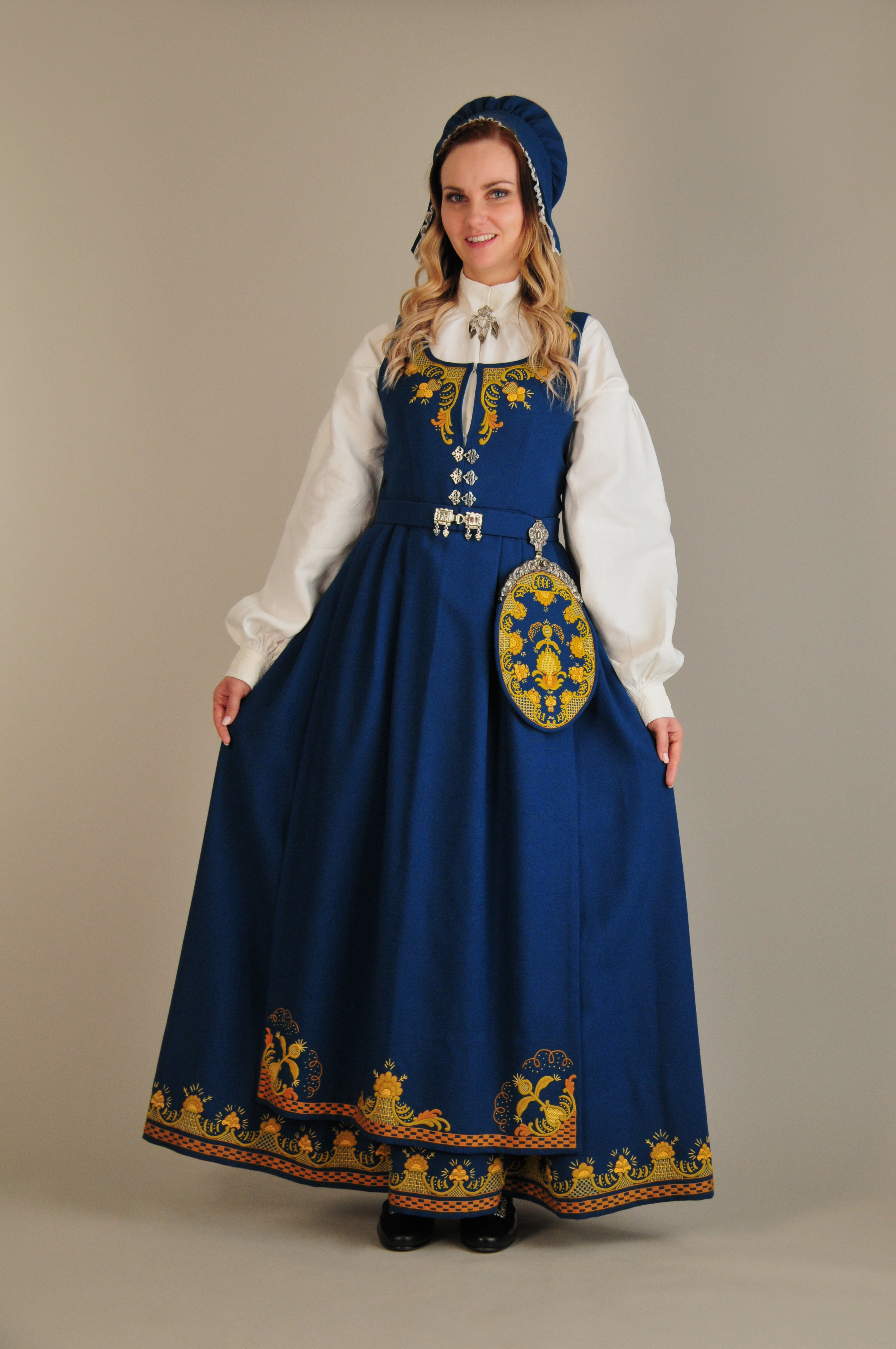 Ferdig brodert materialpakke Romeriksbunad L40